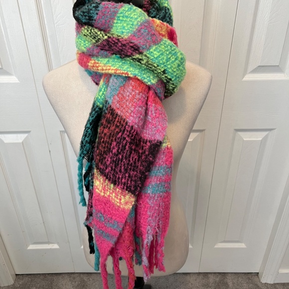 Express 100% acrylic scarf - Picture 6 of 9